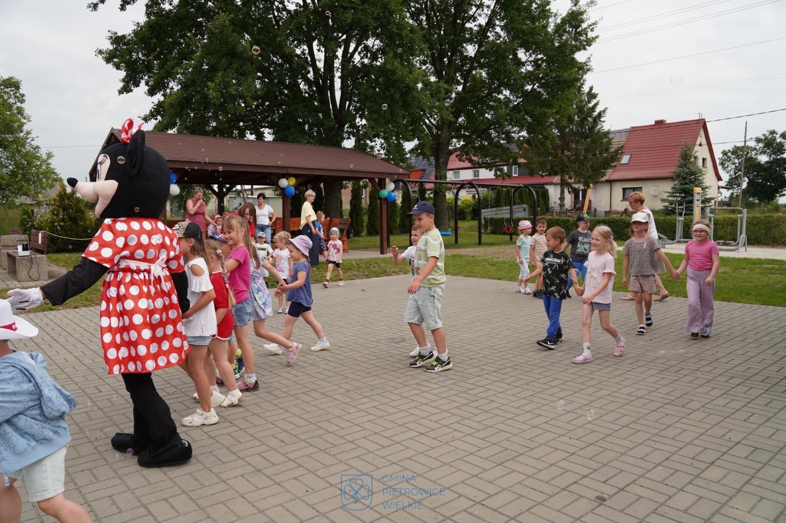 Zdjęcie w galerii na portalu naszraciborz.pl: W Amandowie oddano do użytku nowy plac zabaw wiadomości z regionu