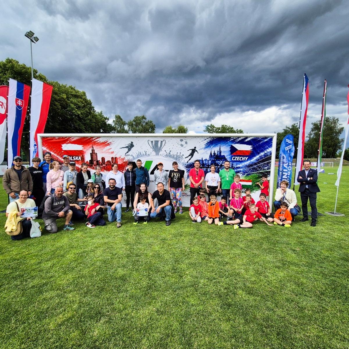 Zdjęcie w galerii na portalu naszraciborz.pl: Partnerzy z Budapesztu odwiedzili Racibórz. Młodzi piłkarze rywalizowali w V4 Cup wiadomości z regionu