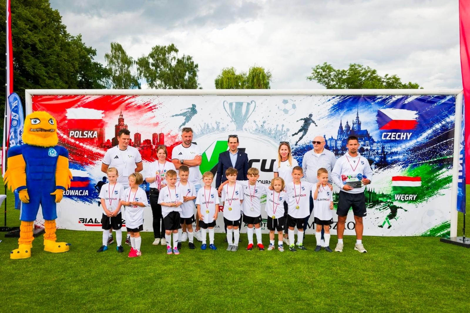 Zdjęcie w galerii na portalu naszraciborz.pl: Partnerzy z Budapesztu odwiedzili Racibórz. Młodzi piłkarze rywalizowali w V4 Cup wiadomości z regionu