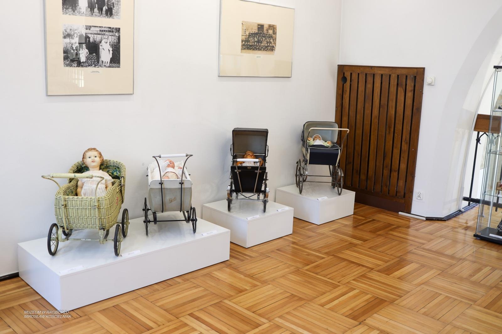 Zdjęcie w galerii na portalu naszraciborz.pl: Bajtle i ich graczki – wystawa o dawnych zabawkach w Muzeum w Raciborzu wiadomości z regionu