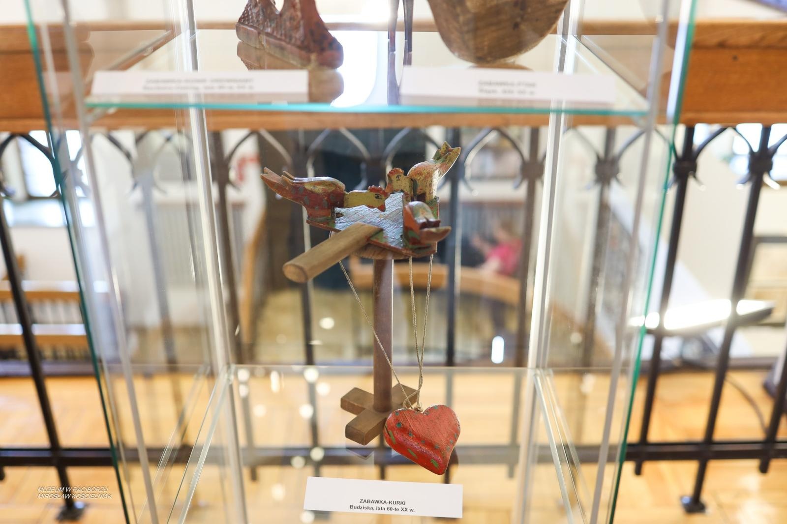 Zdjęcie w galerii na portalu naszraciborz.pl: Bajtle i ich graczki – wystawa o dawnych zabawkach w Muzeum w Raciborzu wiadomości z regionu