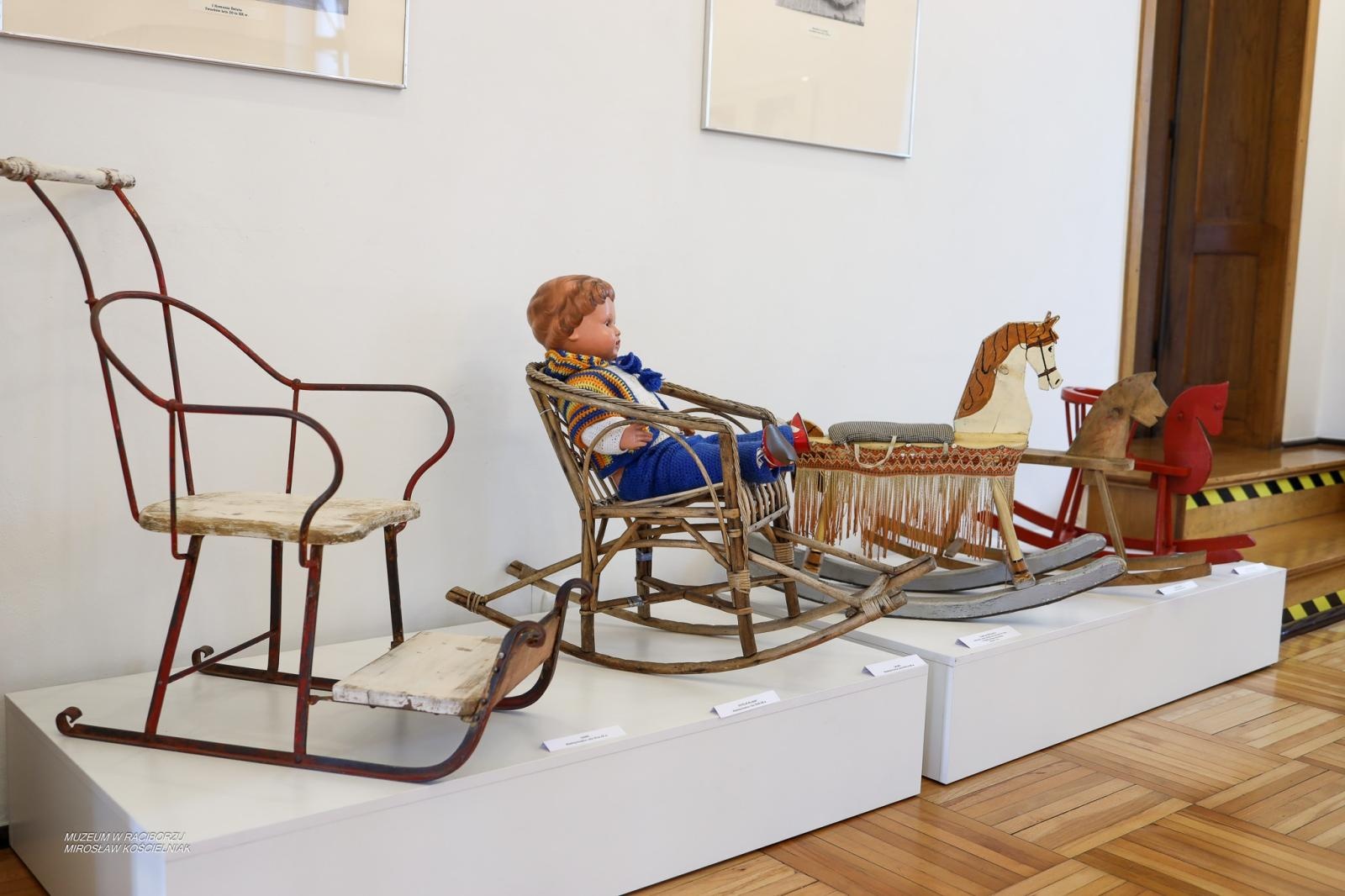 Zdjęcie w galerii na portalu naszraciborz.pl: Bajtle i ich graczki – wystawa o dawnych zabawkach w Muzeum w Raciborzu wiadomości z regionu