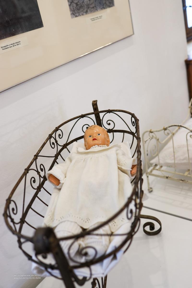 Zdjęcie w galerii na portalu naszraciborz.pl: Bajtle i ich graczki – wystawa o dawnych zabawkach w Muzeum w Raciborzu wiadomości z regionu