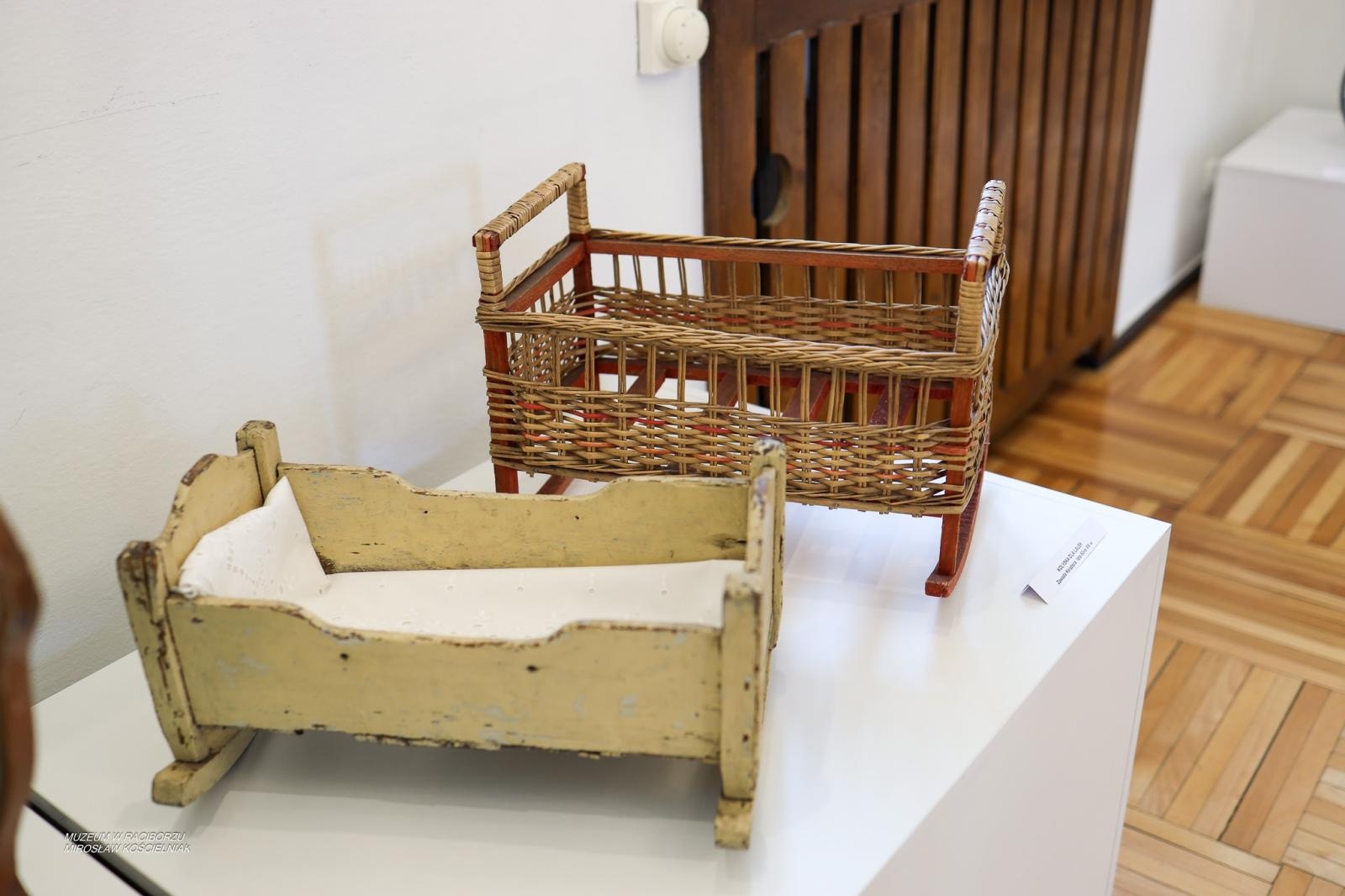 Zdjęcie w galerii na portalu naszraciborz.pl: Bajtle i ich graczki – wystawa o dawnych zabawkach w Muzeum w Raciborzu wiadomości z regionu