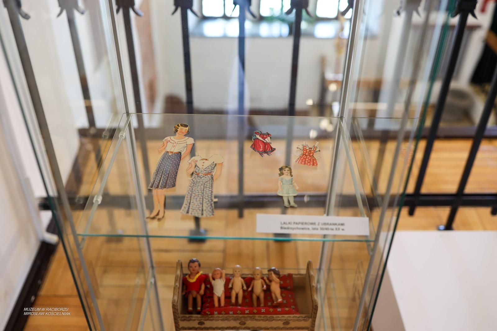 Zdjęcie w galerii na portalu naszraciborz.pl: Bajtle i ich graczki – wystawa o dawnych zabawkach w Muzeum w Raciborzu wiadomości z regionu