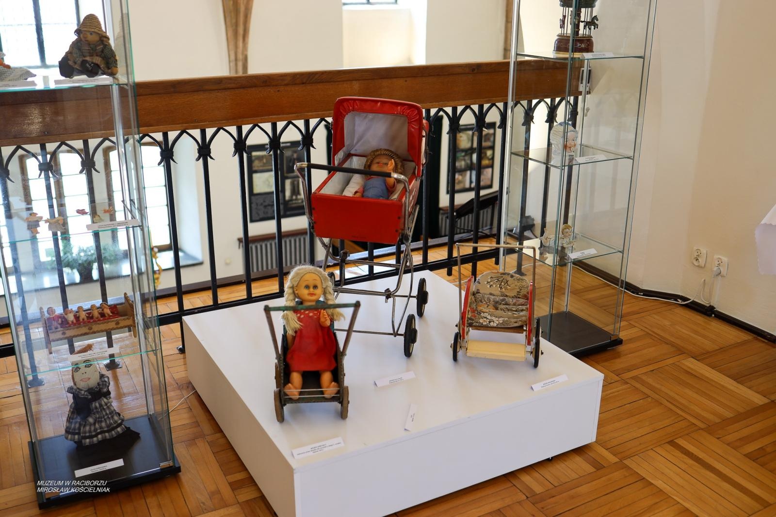 Zdjęcie w galerii na portalu naszraciborz.pl: Bajtle i ich graczki – wystawa o dawnych zabawkach w Muzeum w Raciborzu wiadomości z regionu