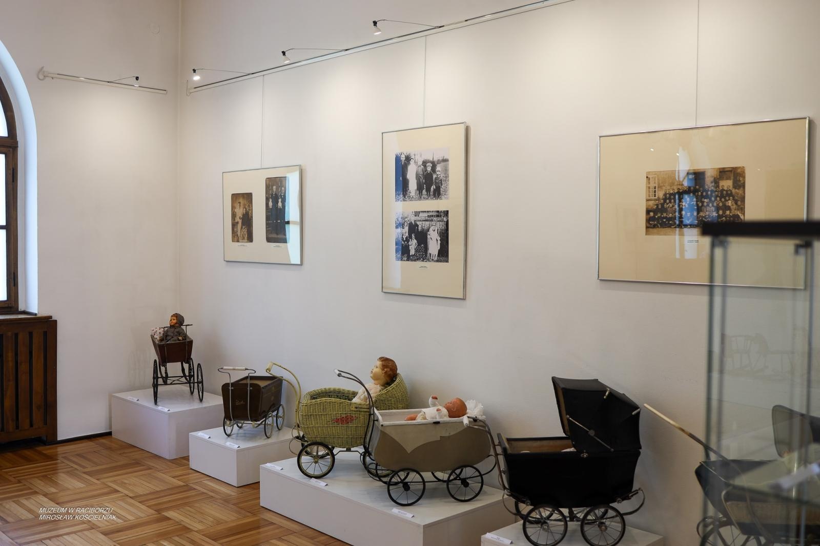 Zdjęcie w galerii na portalu naszraciborz.pl: Bajtle i ich graczki – wystawa o dawnych zabawkach w Muzeum w Raciborzu wiadomości z regionu