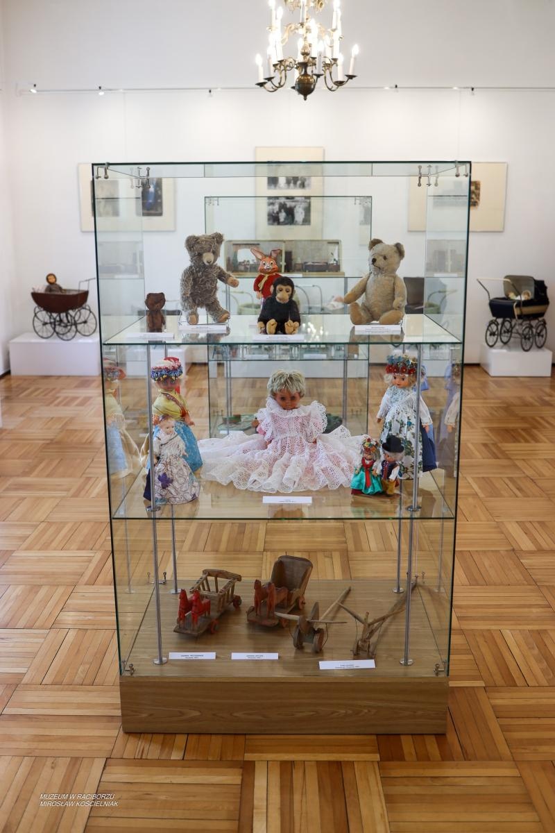Zdjęcie w galerii na portalu naszraciborz.pl: Bajtle i ich graczki – wystawa o dawnych zabawkach w Muzeum w Raciborzu wiadomości z regionu
