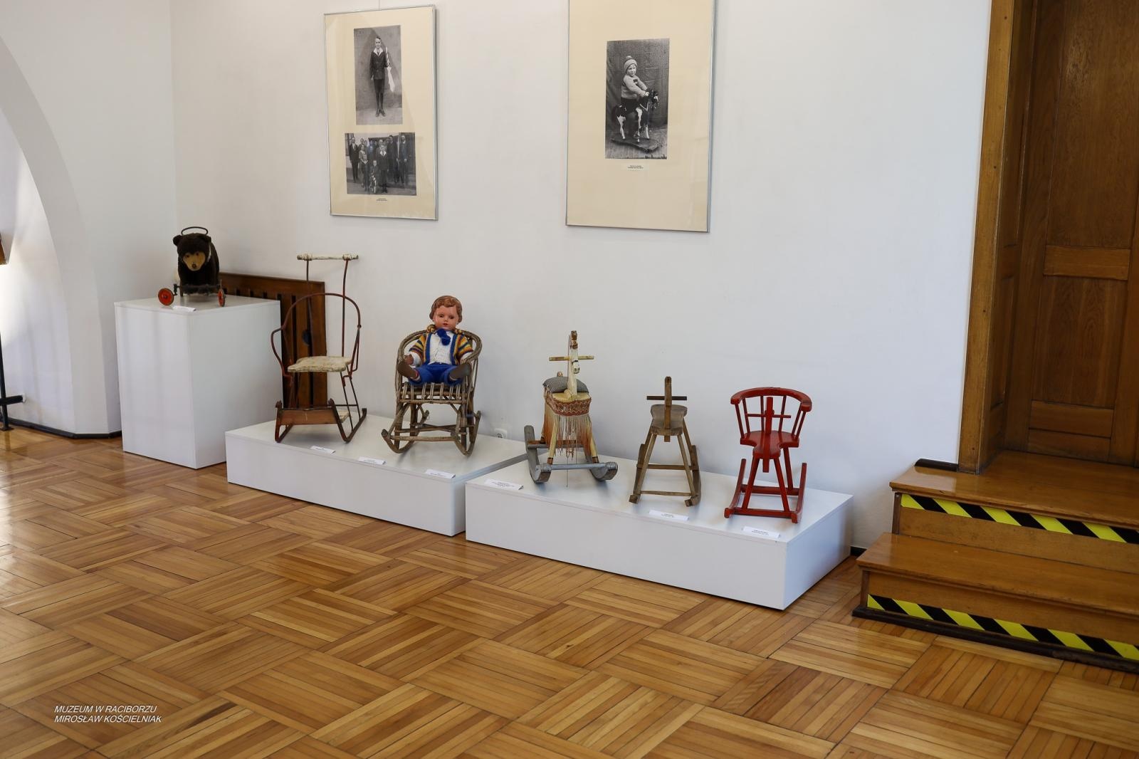 Zdjęcie w galerii na portalu naszraciborz.pl: Bajtle i ich graczki – wystawa o dawnych zabawkach w Muzeum w Raciborzu wiadomości z regionu