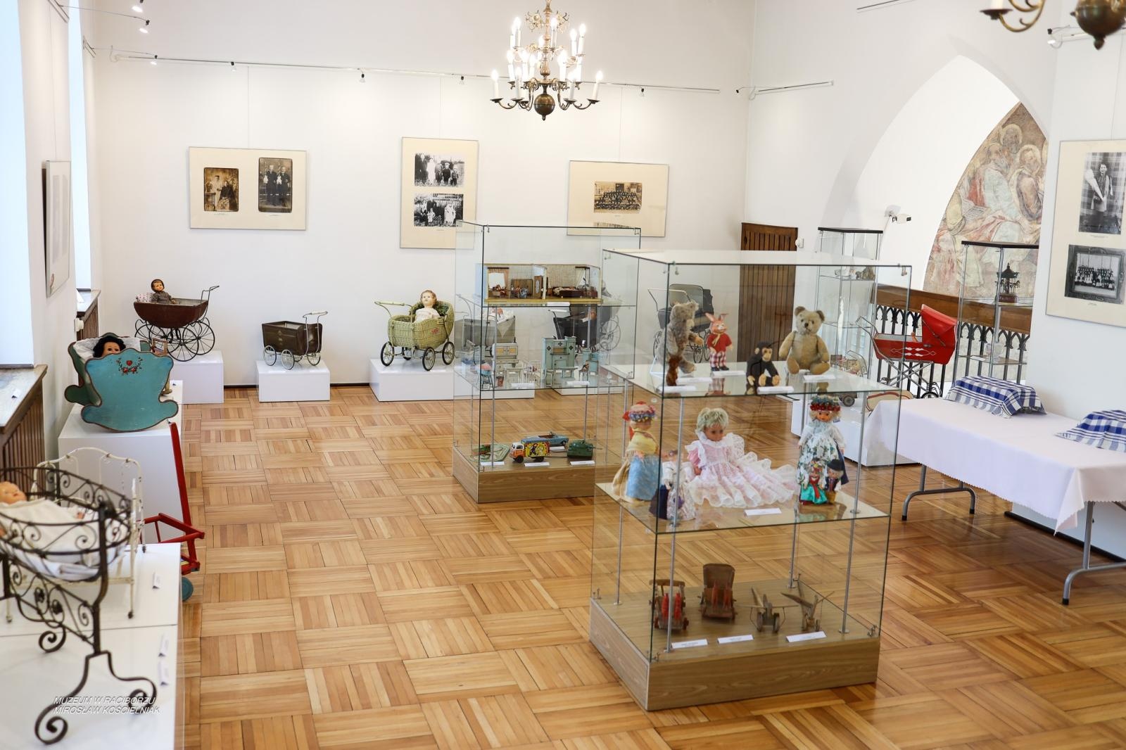 Zdjęcie w galerii na portalu naszraciborz.pl: Bajtle i ich graczki – wystawa o dawnych zabawkach w Muzeum w Raciborzu wiadomości z regionu