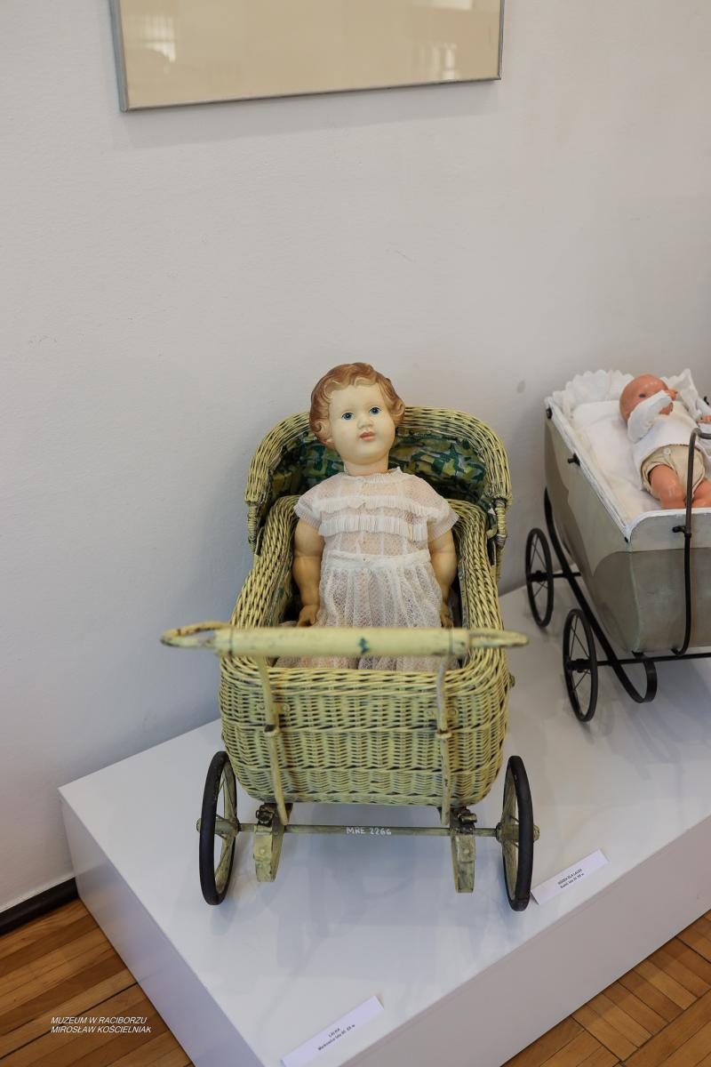 Zdjęcie w galerii na portalu naszraciborz.pl: Bajtle i ich graczki – wystawa o dawnych zabawkach w Muzeum w Raciborzu wiadomości z regionu