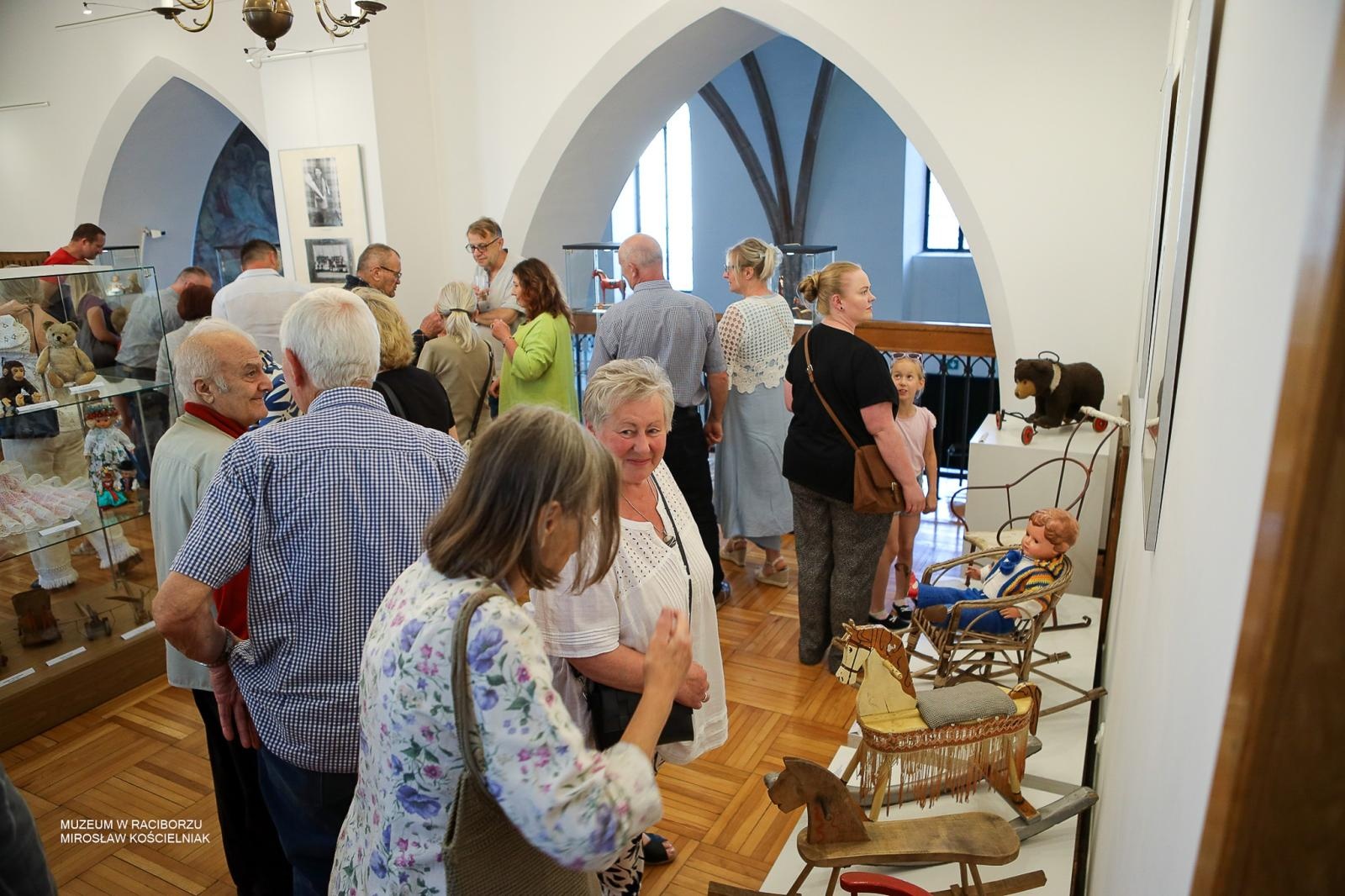 Zdjęcie w galerii na portalu naszraciborz.pl: Bajtle i ich graczki – wystawa o dawnych zabawkach w Muzeum w Raciborzu wiadomości z regionu