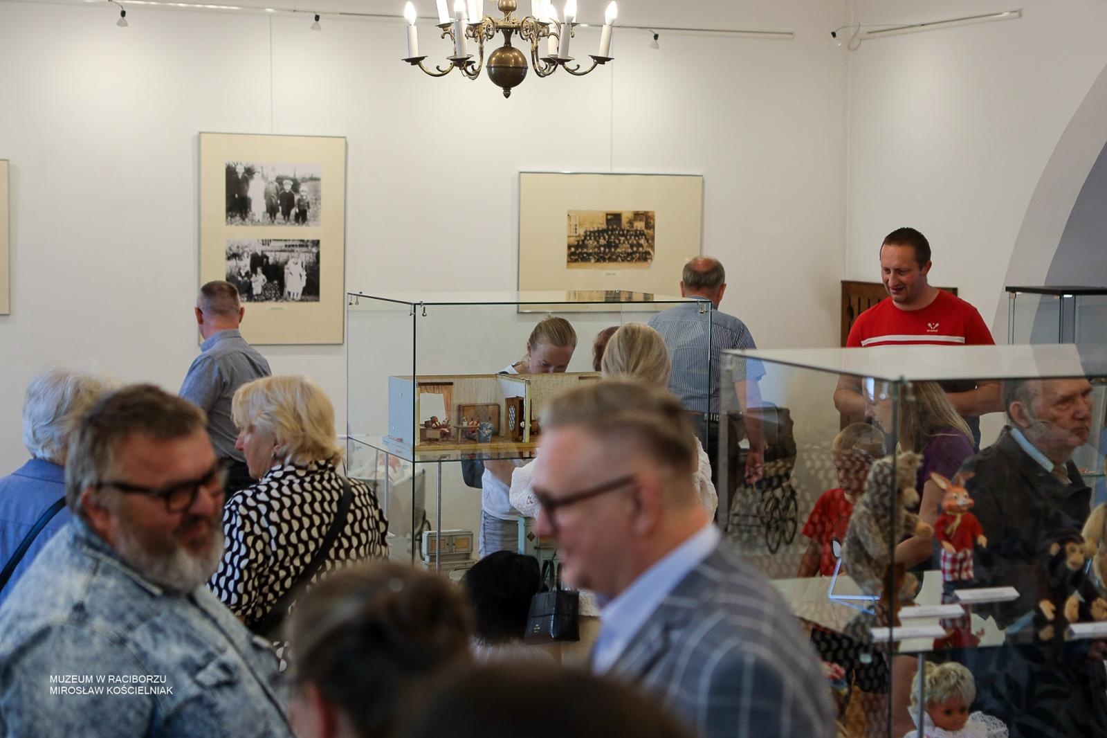 Zdjęcie w galerii na portalu naszraciborz.pl: Bajtle i ich graczki – wystawa o dawnych zabawkach w Muzeum w Raciborzu wiadomości z regionu