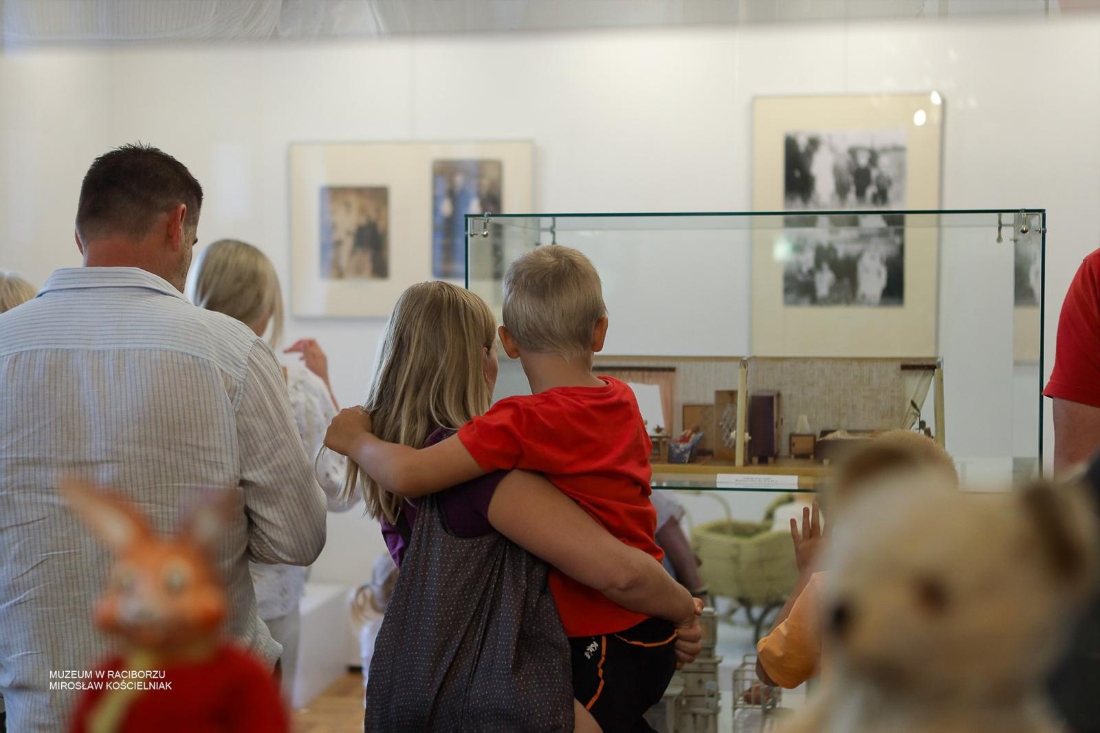 Zdjęcie w galerii na portalu naszraciborz.pl: Bajtle i ich graczki – wystawa o dawnych zabawkach w Muzeum w Raciborzu wiadomości z regionu