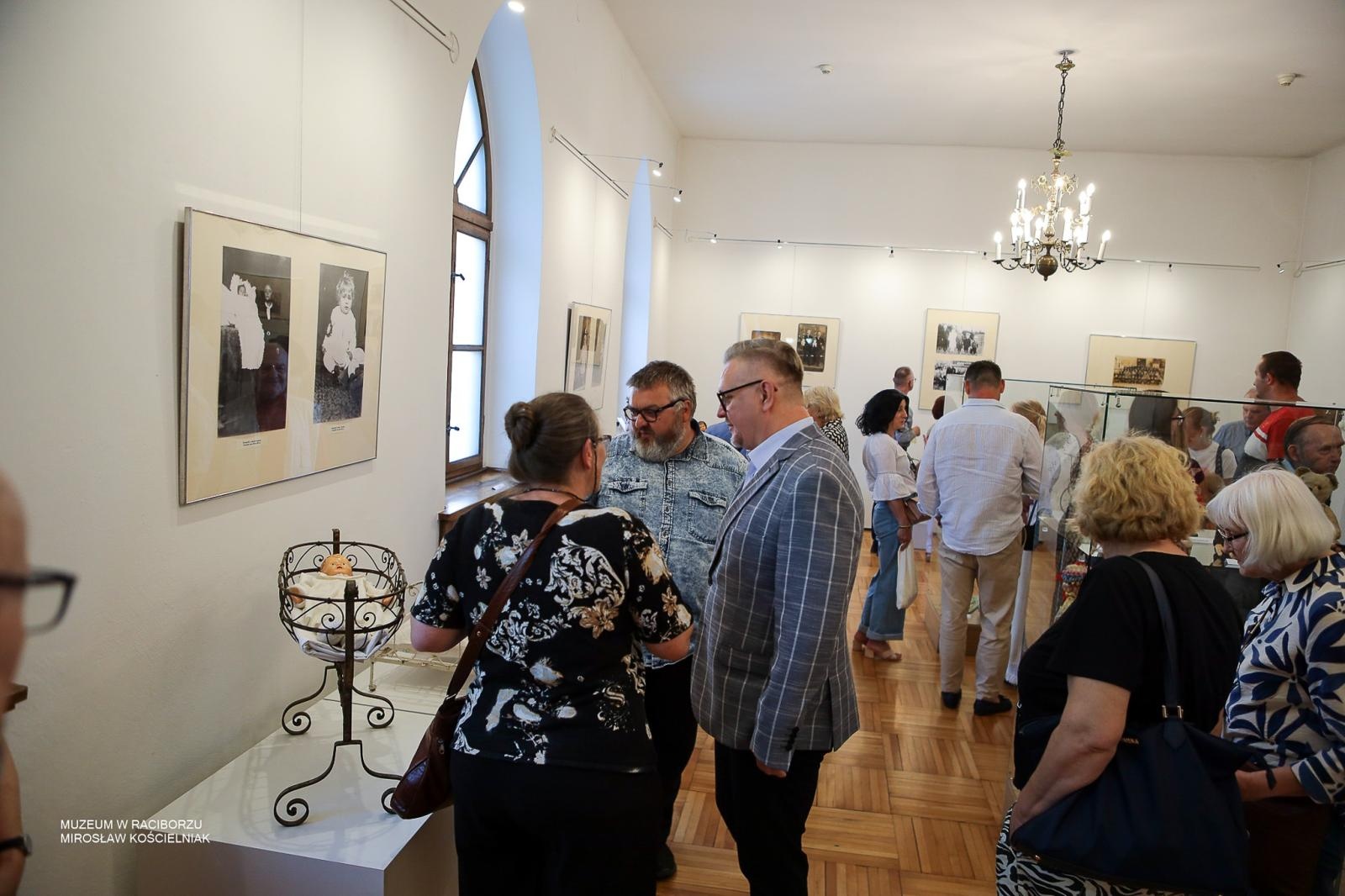 Zdjęcie w galerii na portalu naszraciborz.pl: Bajtle i ich graczki – wystawa o dawnych zabawkach w Muzeum w Raciborzu wiadomości z regionu