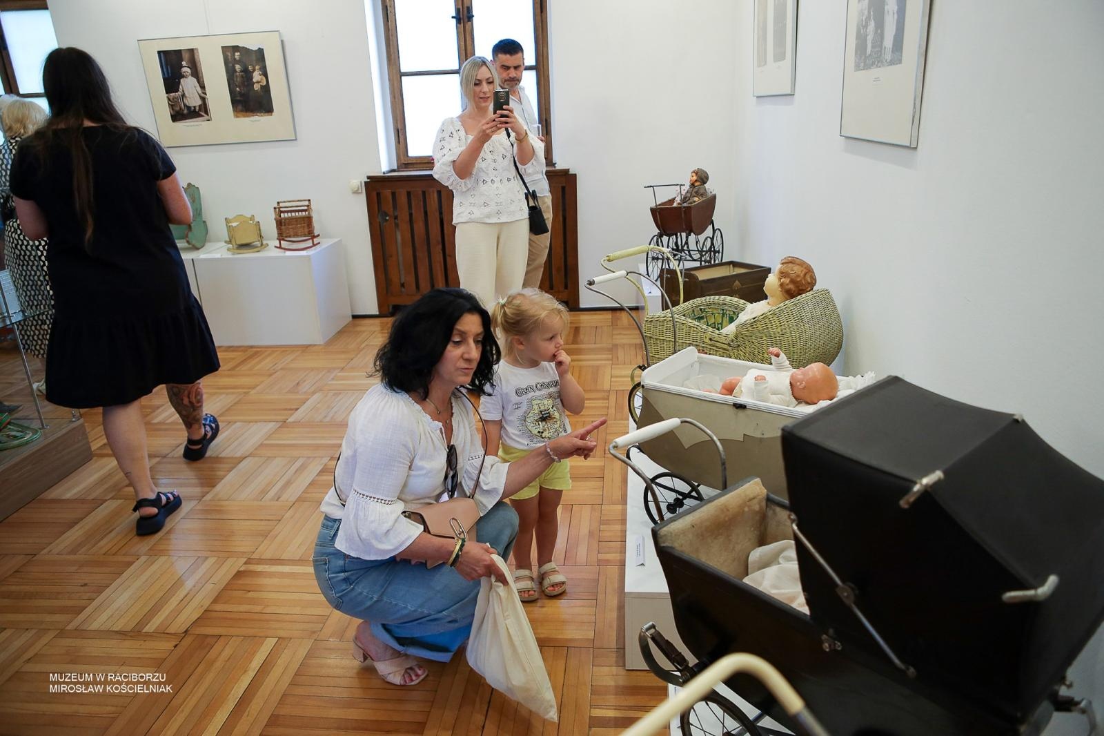 Zdjęcie w galerii na portalu naszraciborz.pl: Bajtle i ich graczki – wystawa o dawnych zabawkach w Muzeum w Raciborzu wiadomości z regionu