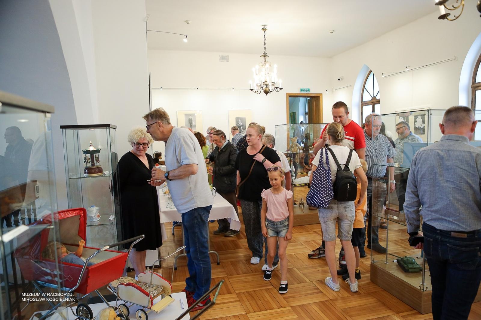 Zdjęcie w galerii na portalu naszraciborz.pl: Bajtle i ich graczki – wystawa o dawnych zabawkach w Muzeum w Raciborzu wiadomości z regionu