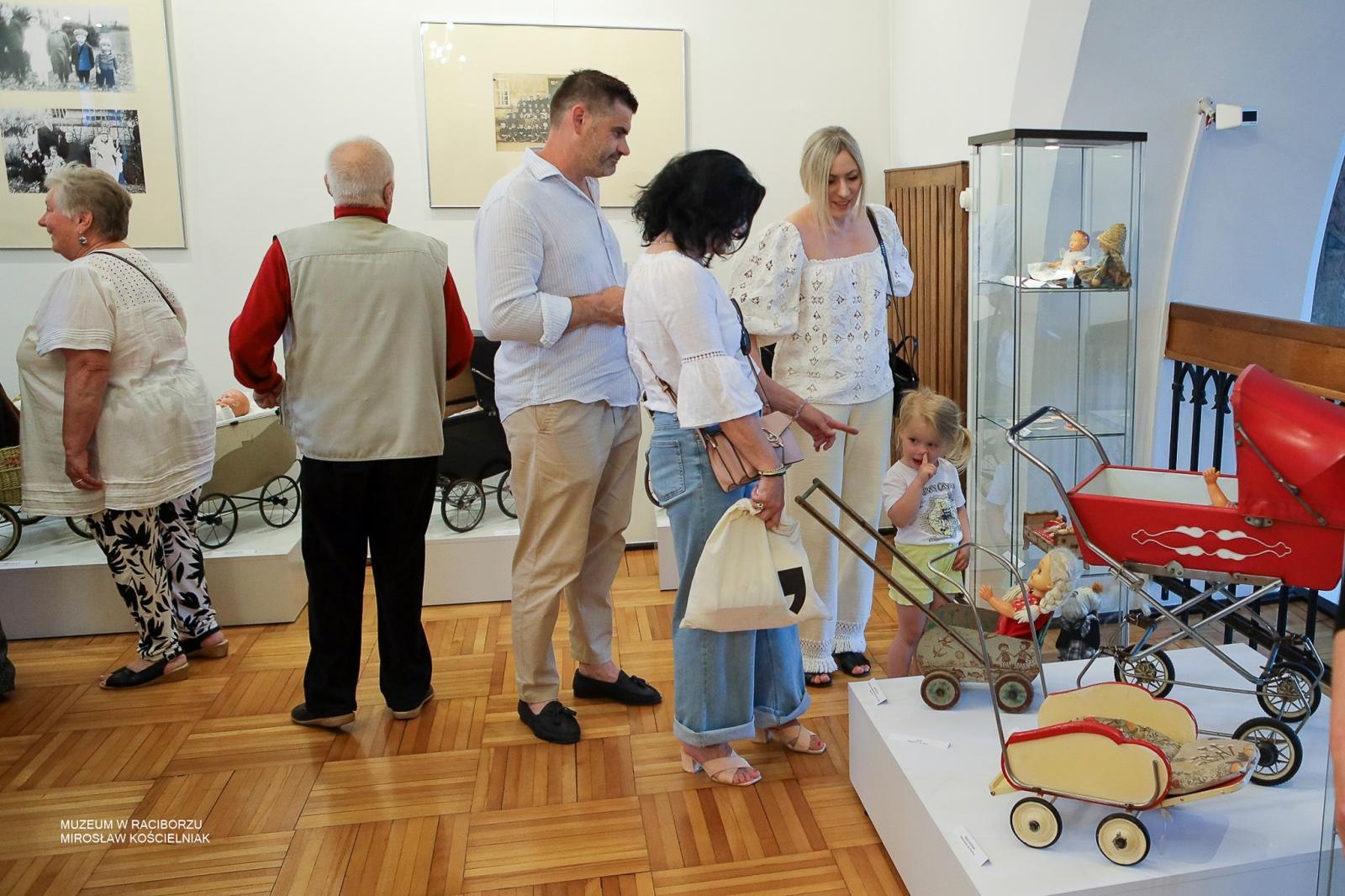 Zdjęcie w galerii na portalu naszraciborz.pl: Bajtle i ich graczki – wystawa o dawnych zabawkach w Muzeum w Raciborzu wiadomości z regionu