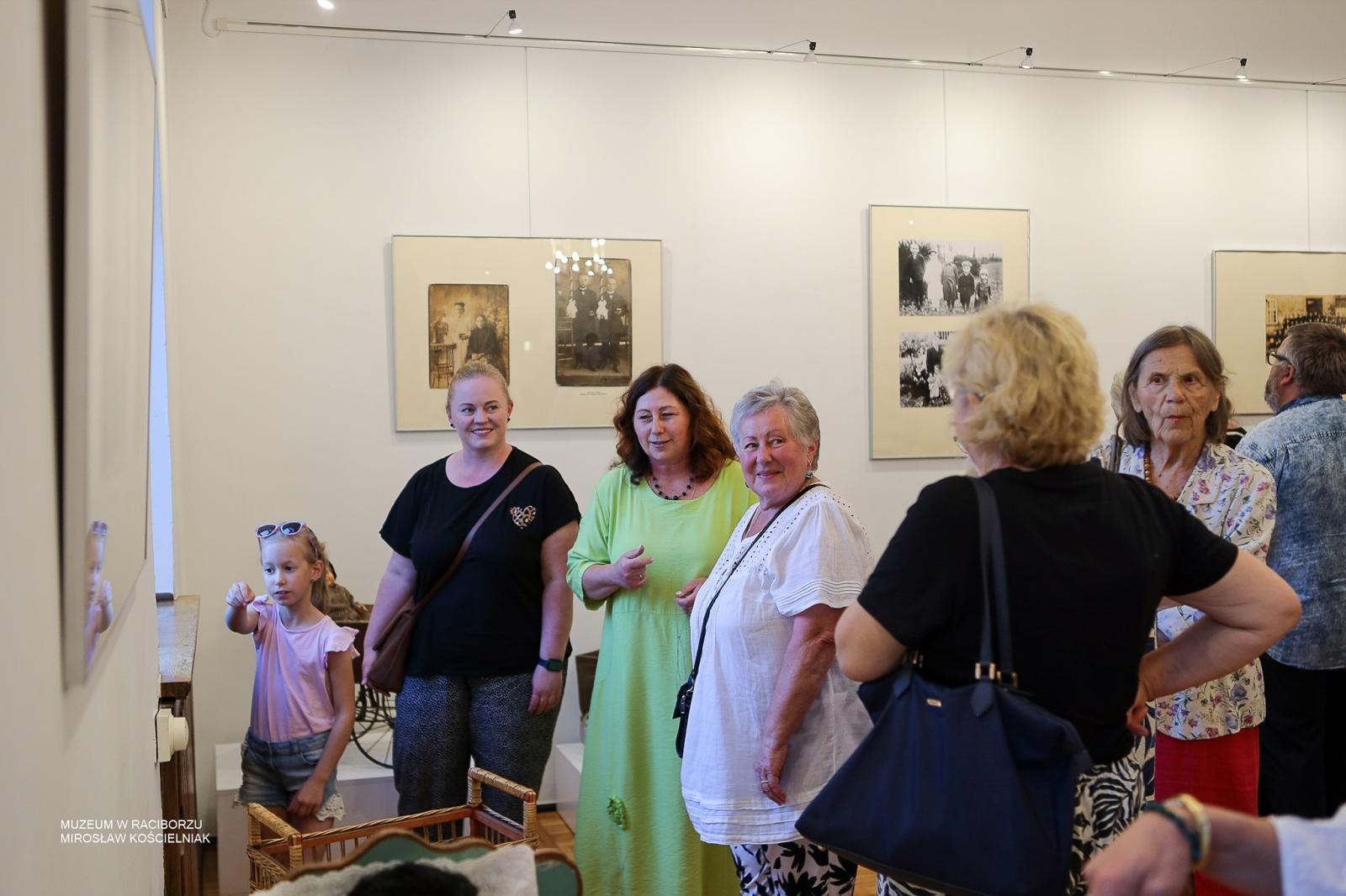 Zdjęcie w galerii na portalu naszraciborz.pl: Bajtle i ich graczki – wystawa o dawnych zabawkach w Muzeum w Raciborzu wiadomości z regionu