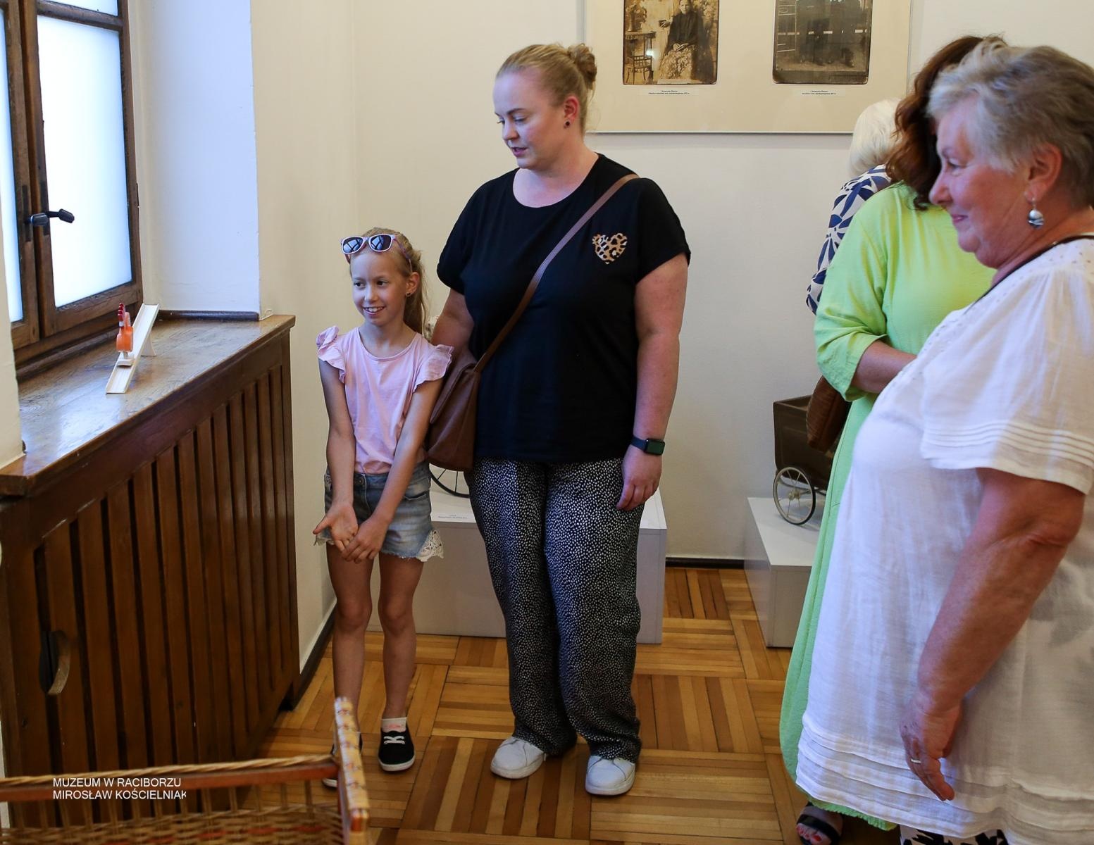 Zdjęcie w galerii na portalu naszraciborz.pl: Bajtle i ich graczki – wystawa o dawnych zabawkach w Muzeum w Raciborzu wiadomości z regionu