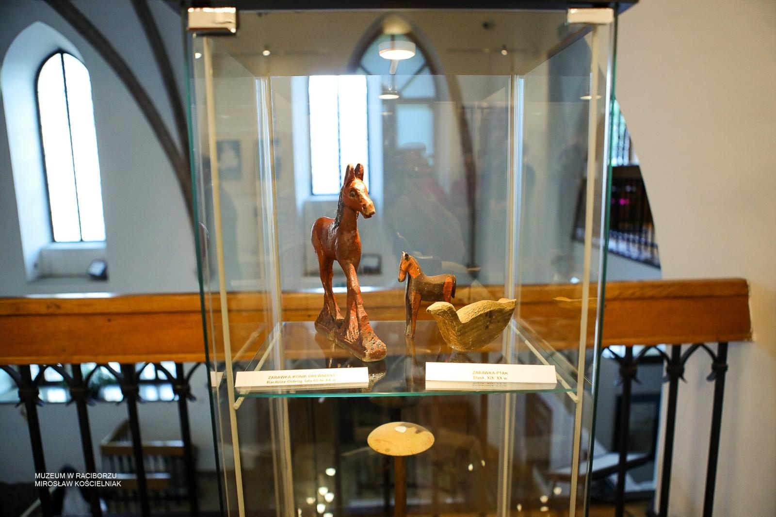 Zdjęcie w galerii na portalu naszraciborz.pl: Bajtle i ich graczki – wystawa o dawnych zabawkach w Muzeum w Raciborzu wiadomości z regionu