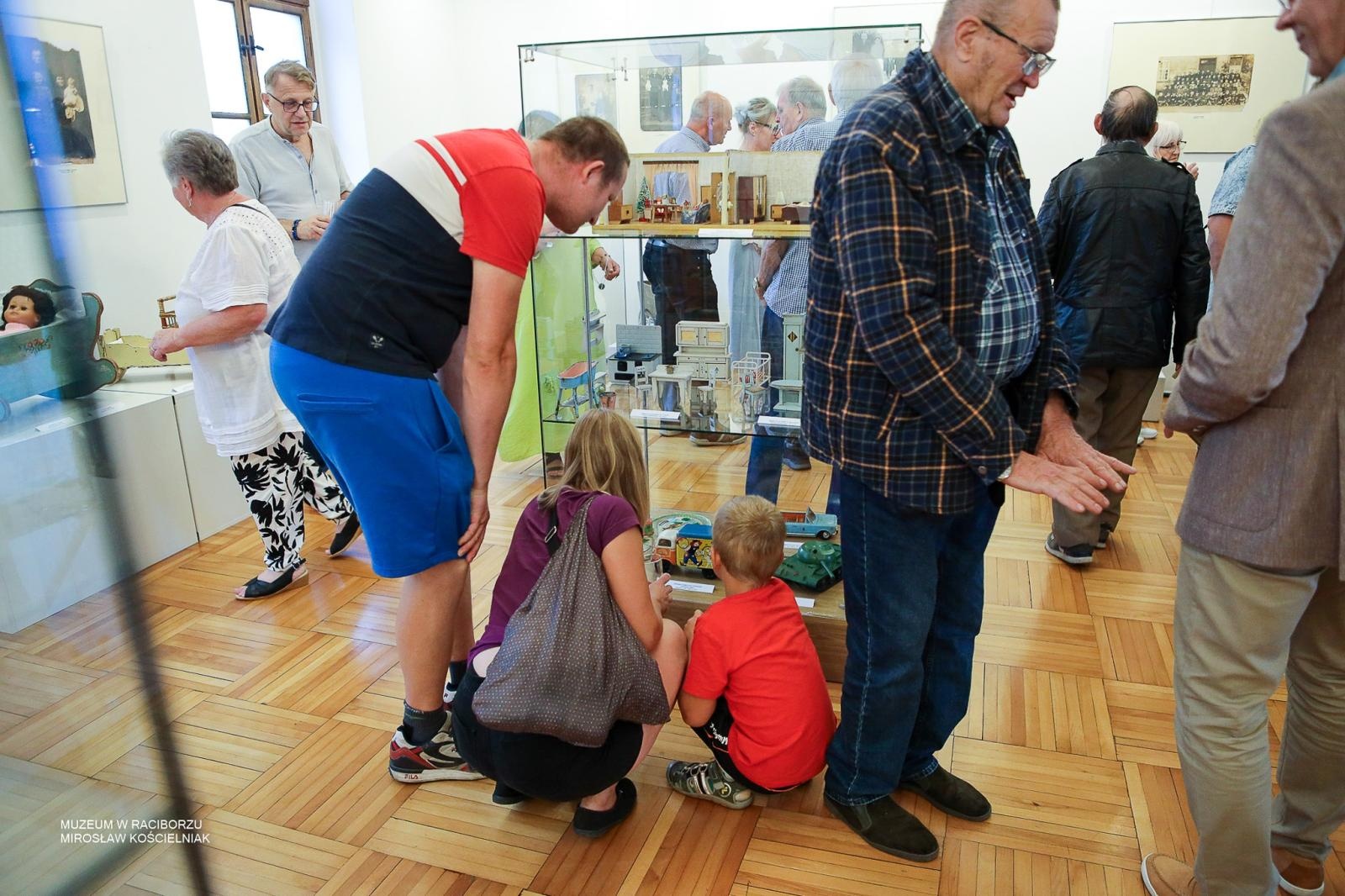 Zdjęcie w galerii na portalu naszraciborz.pl: Bajtle i ich graczki – wystawa o dawnych zabawkach w Muzeum w Raciborzu wiadomości z regionu