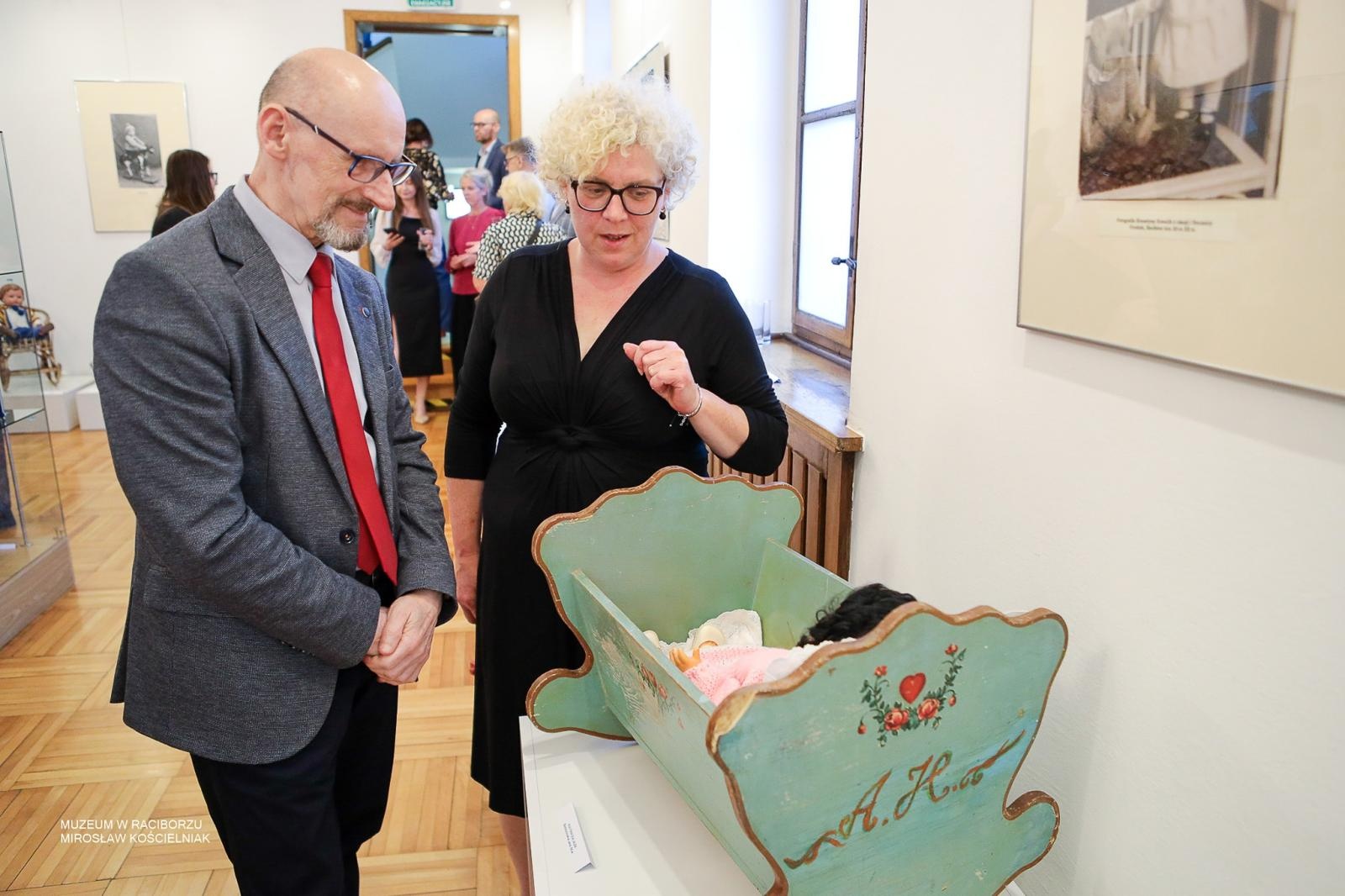 Zdjęcie w galerii na portalu naszraciborz.pl: Bajtle i ich graczki – wystawa o dawnych zabawkach w Muzeum w Raciborzu wiadomości z regionu