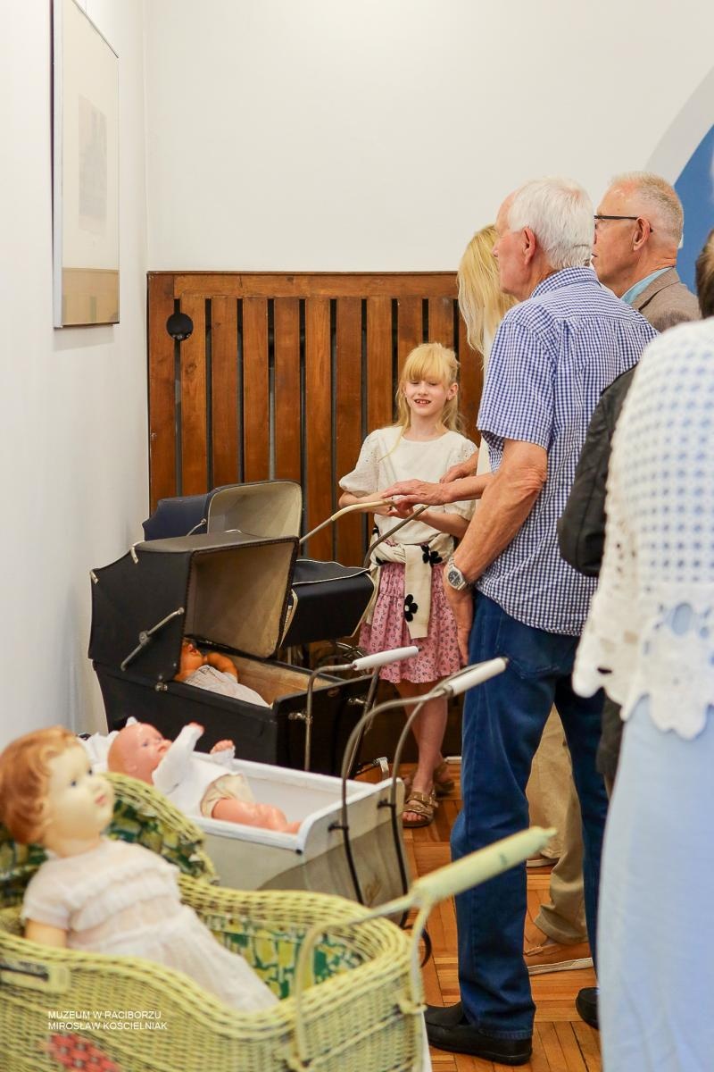 Zdjęcie w galerii na portalu naszraciborz.pl: Bajtle i ich graczki – wystawa o dawnych zabawkach w Muzeum w Raciborzu wiadomości z regionu