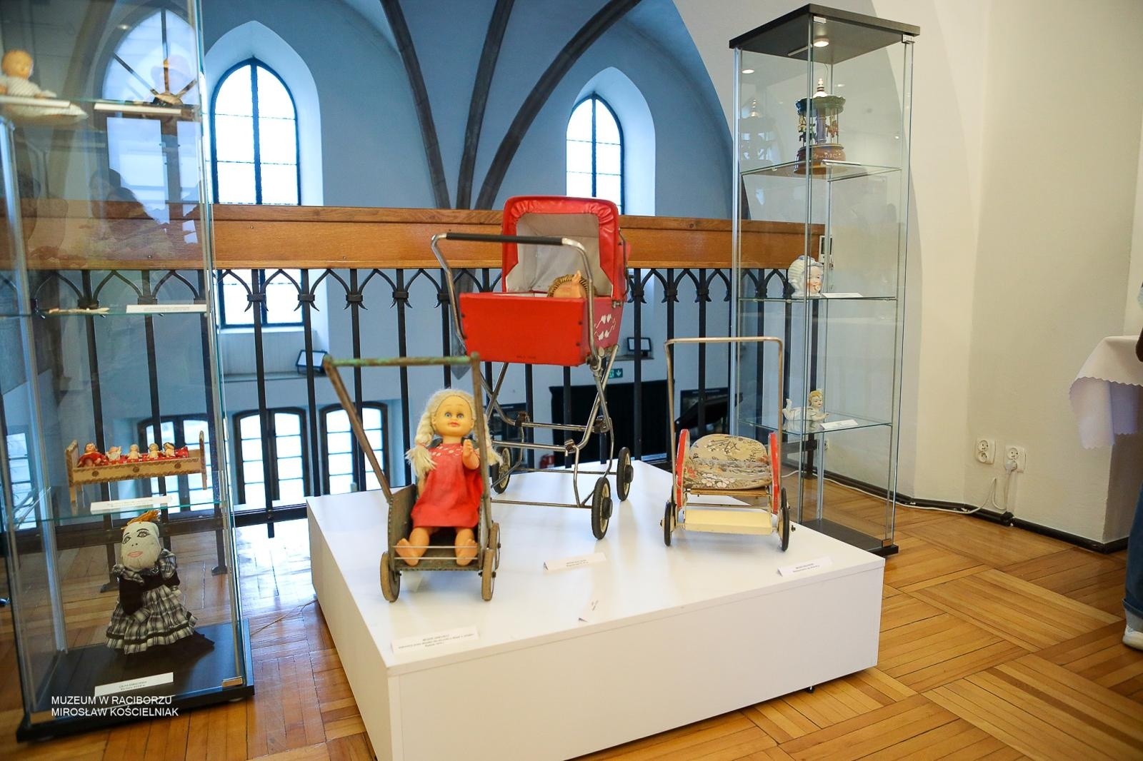Zdjęcie w galerii na portalu naszraciborz.pl: Bajtle i ich graczki – wystawa o dawnych zabawkach w Muzeum w Raciborzu wiadomości z regionu