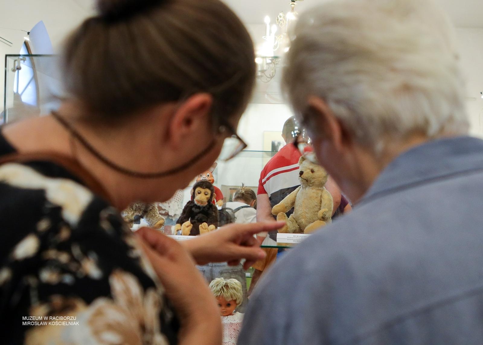 Zdjęcie w galerii na portalu naszraciborz.pl: Bajtle i ich graczki – wystawa o dawnych zabawkach w Muzeum w Raciborzu wiadomości z regionu