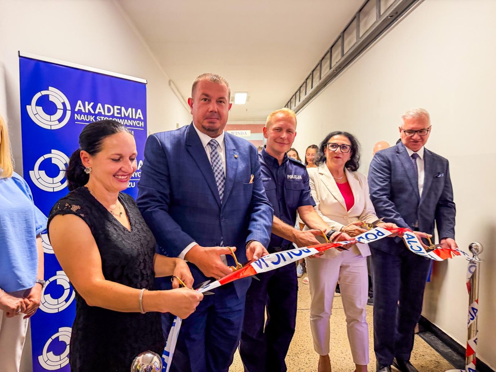 Zdjęcie w galerii na portalu naszraciborz.pl: Laboratorium śledcze w Raciborzu. Nowoczesna baza dydaktyczna ANS już otwarta wiadomości z regionu