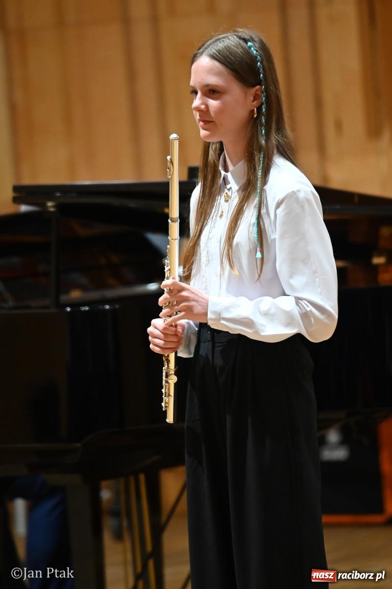 Zdjęcie w galerii na portalu naszraciborz.pl: Muzyczne zwieńczenie nauki: koncert dyplomantów PSM I stopnia w Raciborzu wiadomości z regionu