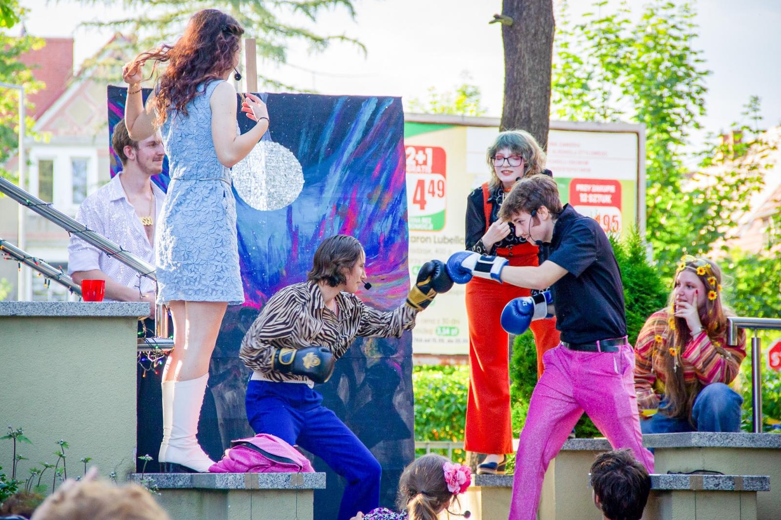 Zdjęcie w galerii na portalu naszraciborz.pl: Szekspir w rytmie disco: Niezwykła premiera uczniów Kasprowicza wiadomości z regionu