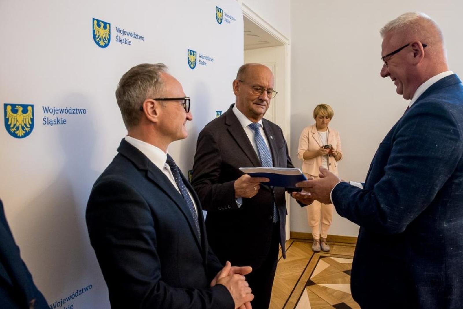 Zdjęcie w galerii na portalu naszraciborz.pl: Ponad 3 mln zł na drogi dojazdowe na terenach wiejskich w powiecie raciborskim wiadomości z regionu