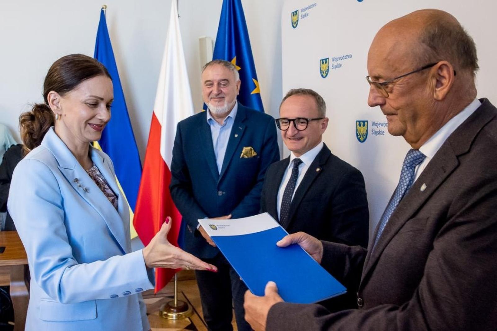 Zdjęcie w galerii na portalu naszraciborz.pl: Ponad 3 mln zł na drogi dojazdowe na terenach wiejskich w powiecie raciborskim wiadomości z regionu