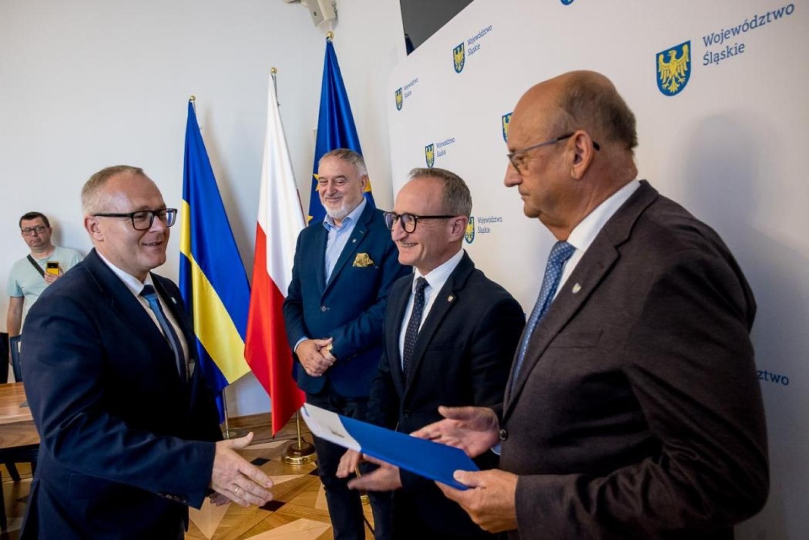 Zdjęcie w galerii na portalu naszraciborz.pl: Ponad 3 mln zł na drogi dojazdowe na terenach wiejskich w powiecie raciborskim wiadomości z regionu