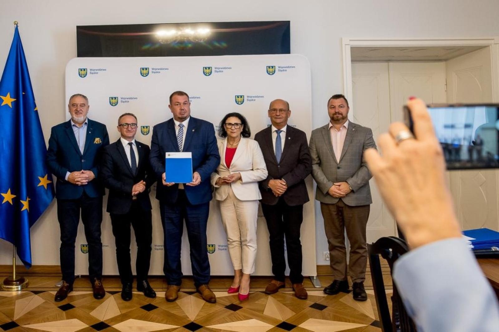 Zdjęcie w galerii na portalu naszraciborz.pl: Ponad 3 mln zł na drogi dojazdowe na terenach wiejskich w powiecie raciborskim wiadomości z regionu