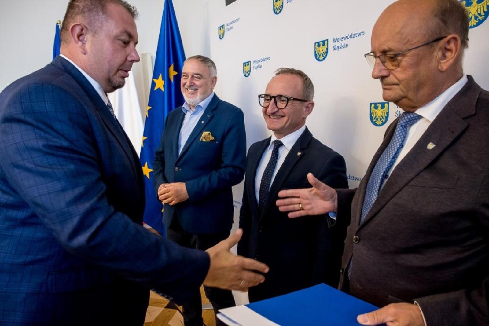 Zdjęcie w galerii na portalu naszraciborz.pl: Ponad 3 mln zł na drogi dojazdowe na terenach wiejskich w powiecie raciborskim wiadomości z regionu