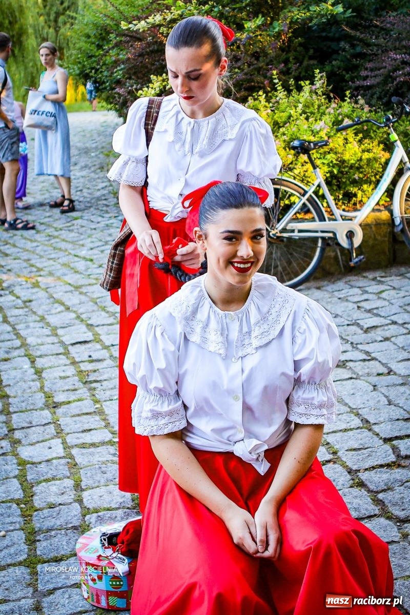 Zdjęcie w galerii na portalu naszraciborz.pl: Raciborska Noc Świętojańska ponownie przyciągnęła mieszkańców do Parku Roth wiadomości z regionu