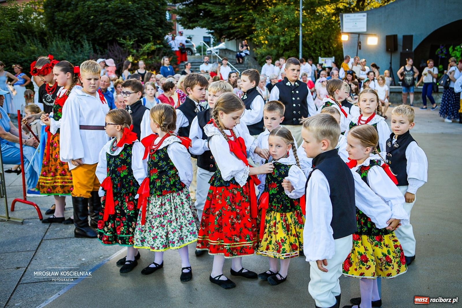 Zdjęcie w galerii na portalu naszraciborz.pl: Raciborska Noc Świętojańska ponownie przyciągnęła mieszkańców do Parku Roth wiadomości z regionu