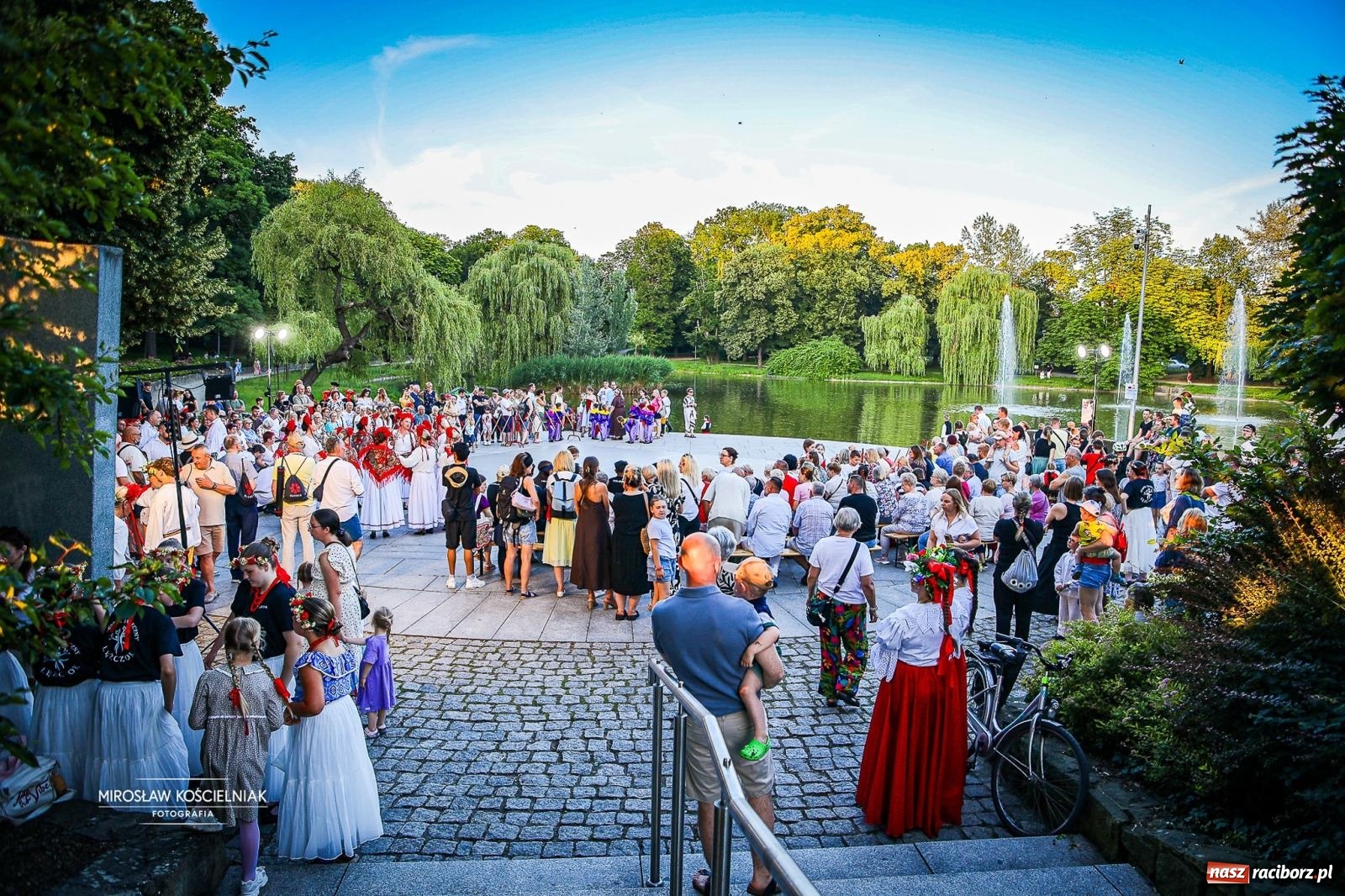 Zdjęcie w galerii na portalu naszraciborz.pl: Raciborska Noc Świętojańska ponownie przyciągnęła mieszkańców do Parku Roth wiadomości z regionu