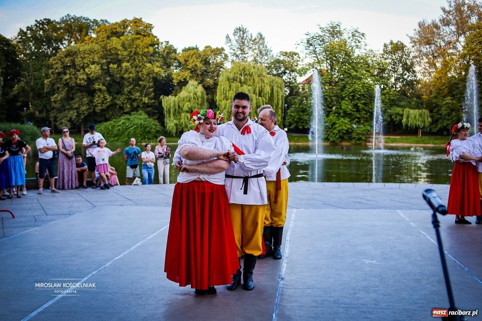 Zdjęcie w galerii na portalu naszraciborz.pl: Raciborska Noc Świętojańska ponownie przyciągnęła mieszkańców do Parku Roth wiadomości z regionu