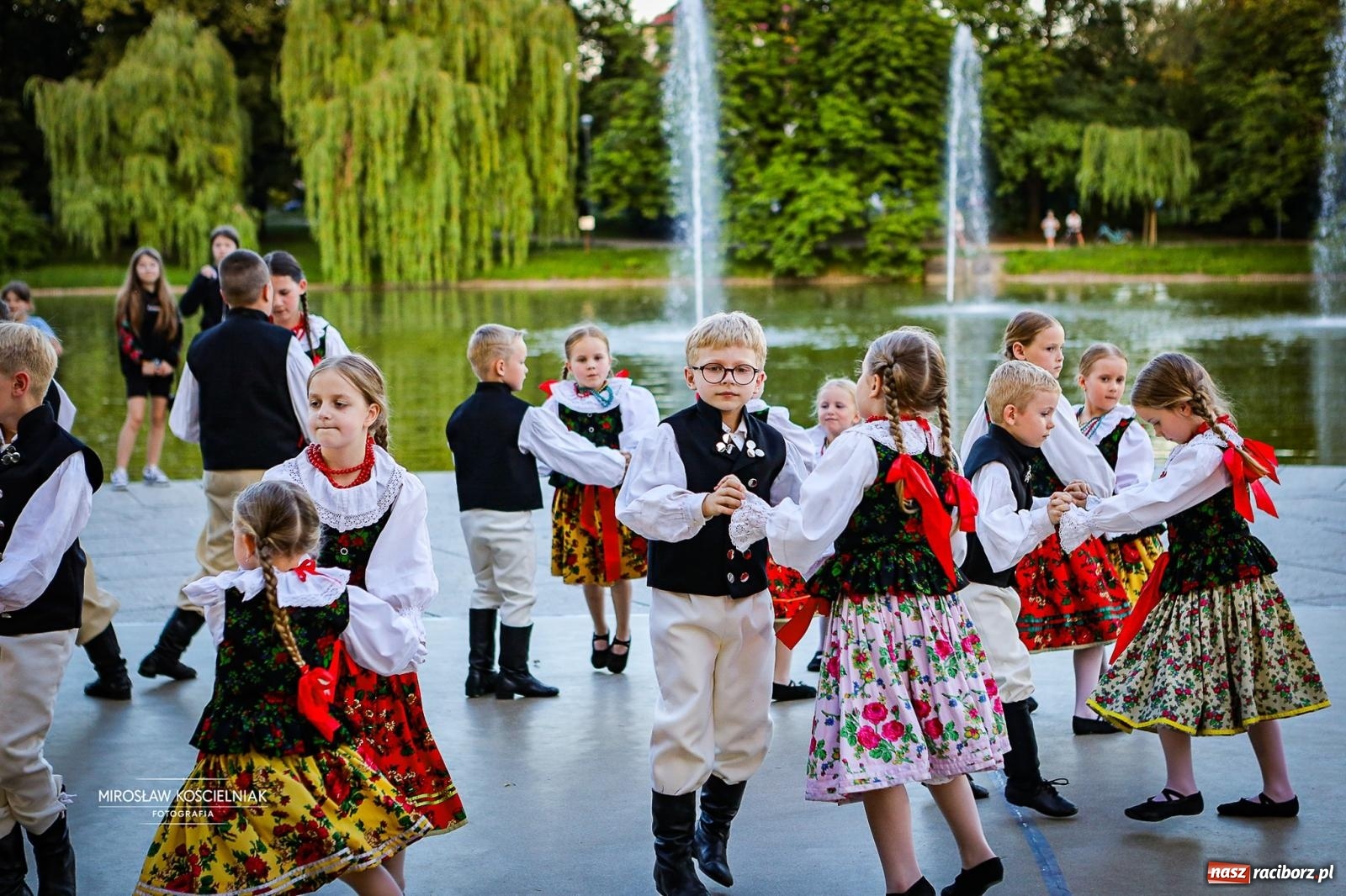 Zdjęcie w galerii na portalu naszraciborz.pl: Raciborska Noc Świętojańska ponownie przyciągnęła mieszkańców do Parku Roth wiadomości z regionu