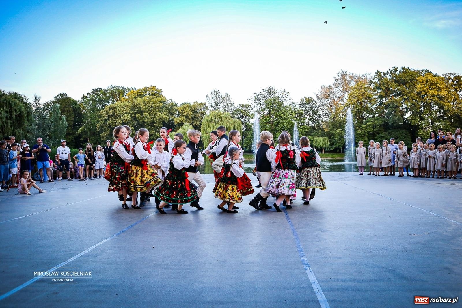 Zdjęcie w galerii na portalu naszraciborz.pl: Raciborska Noc Świętojańska ponownie przyciągnęła mieszkańców do Parku Roth wiadomości z regionu