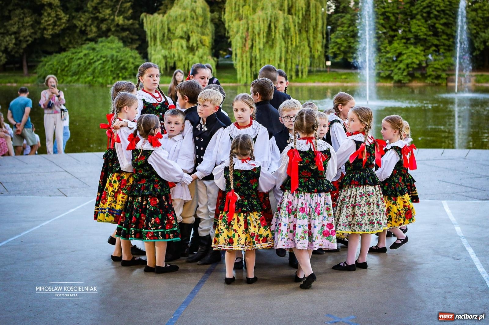 Zdjęcie w galerii na portalu naszraciborz.pl: Raciborska Noc Świętojańska ponownie przyciągnęła mieszkańców do Parku Roth wiadomości z regionu