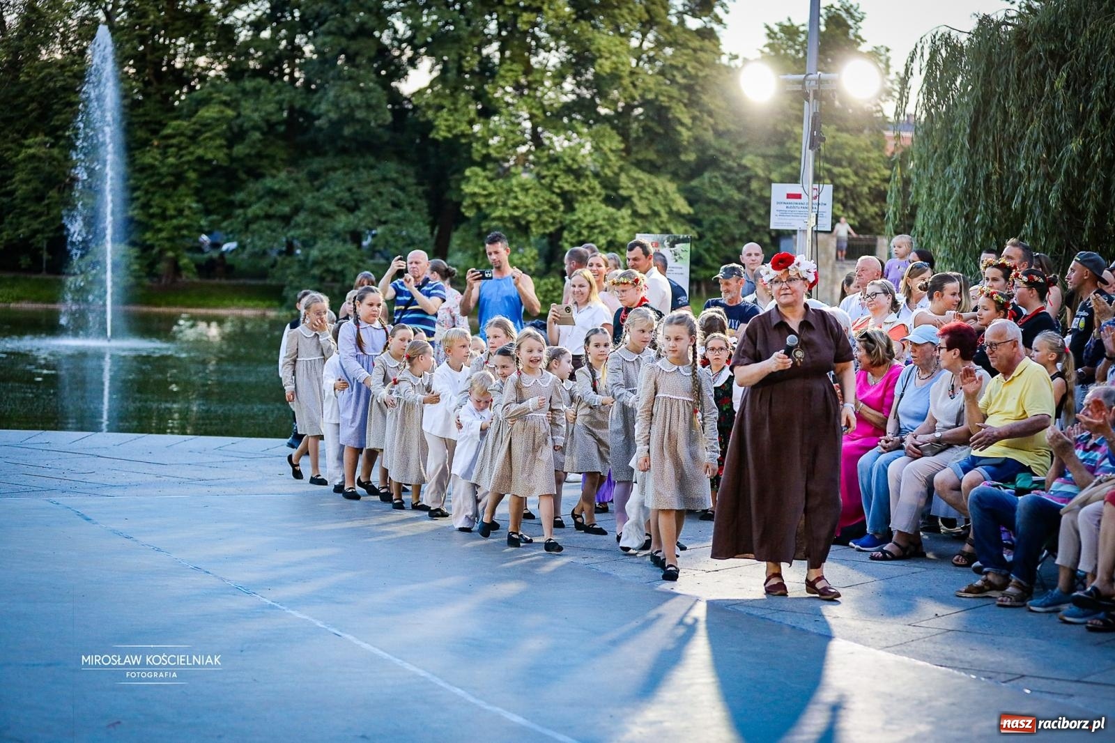 Zdjęcie w galerii na portalu naszraciborz.pl: Raciborska Noc Świętojańska ponownie przyciągnęła mieszkańców do Parku Roth wiadomości z regionu