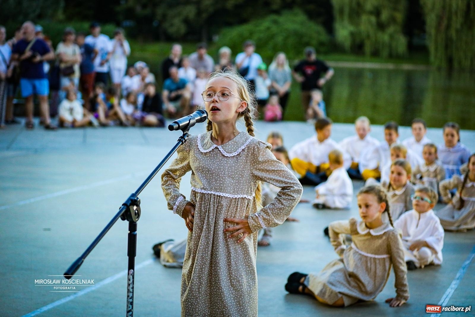 Zdjęcie w galerii na portalu naszraciborz.pl: Raciborska Noc Świętojańska ponownie przyciągnęła mieszkańców do Parku Roth wiadomości z regionu