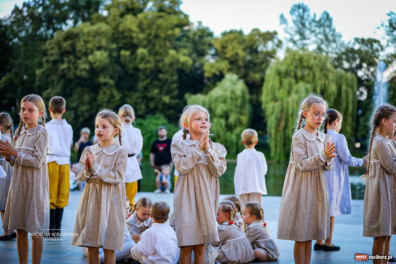 Zdjęcie w galerii na portalu naszraciborz.pl: Raciborska Noc Świętojańska ponownie przyciągnęła mieszkańców do Parku Roth wiadomości z regionu