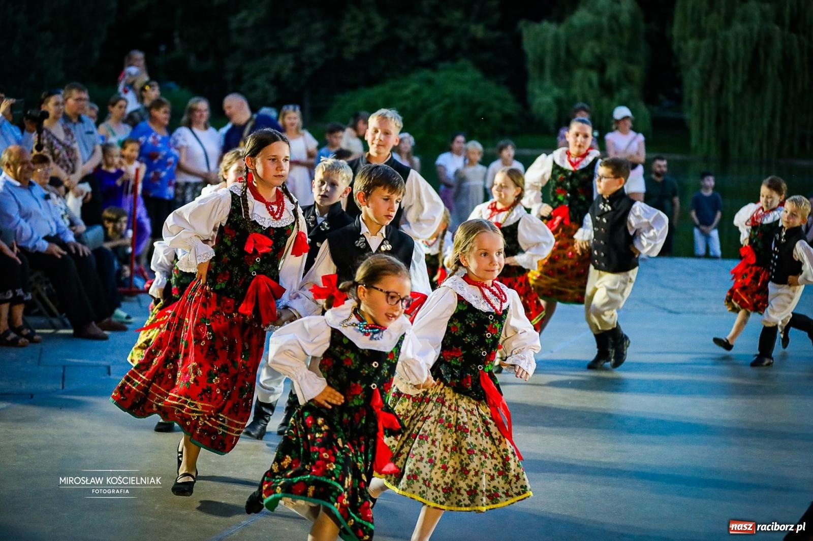 Zdjęcie w galerii na portalu naszraciborz.pl: Raciborska Noc Świętojańska ponownie przyciągnęła mieszkańców do Parku Roth wiadomości z regionu