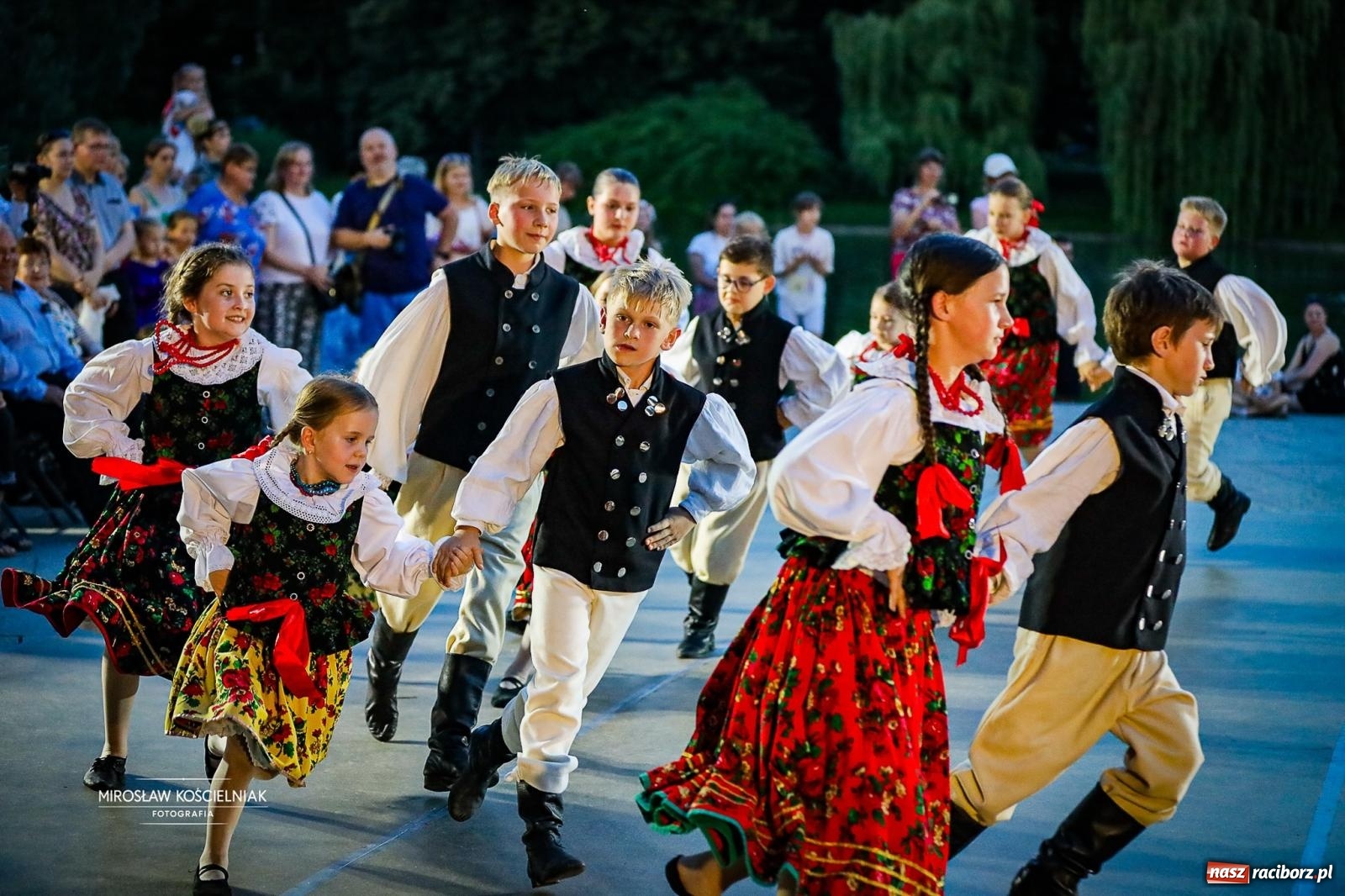 Zdjęcie w galerii na portalu naszraciborz.pl: Raciborska Noc Świętojańska ponownie przyciągnęła mieszkańców do Parku Roth wiadomości z regionu